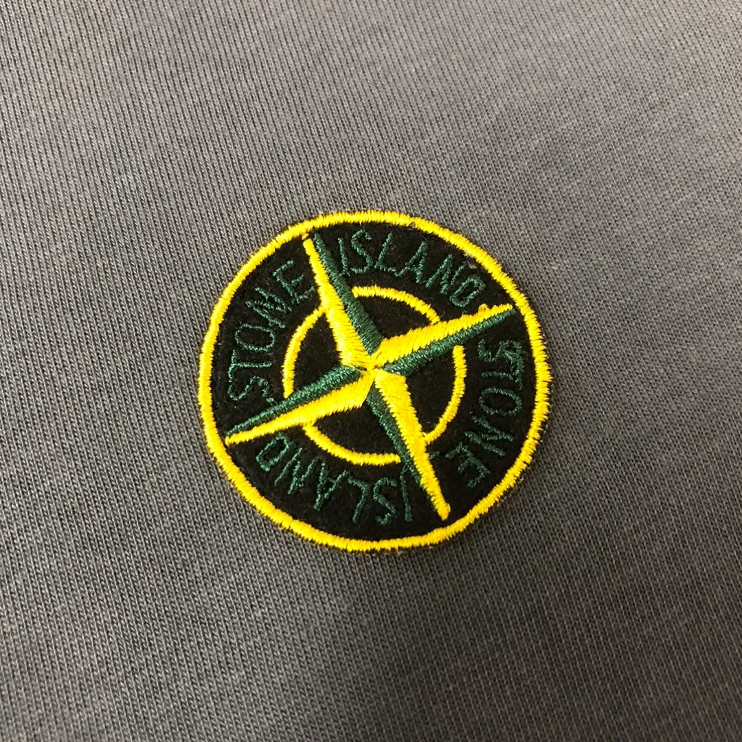 P150 A🍃Stone Island 2025 latest T-shirt, couple style ~ original order, fashionable and casual short T-shirt, specially made of customized cotton fabric ~ 100% cotton T-shirt ~ pre-washed to prevent deformation and shrinkage problem, more comfortable and breathable on the body ~ All available from stock ~ unique design style, trendy must-have item, complete with three standards 👍 Color: black/white/dark gray/coffee Size: S M L XL (larger version, please state your height and weight when placing an order)